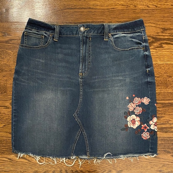 Seven7 Dresses & Skirts - Seven7 Dark Blue Denim Skirt, Coral Floral Embroidery SZ 14
